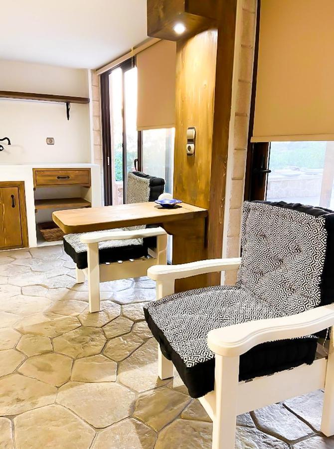 Pistachio Guesthouse, Παραδοσιακός Ξενώνας Vathí Екстериор снимка