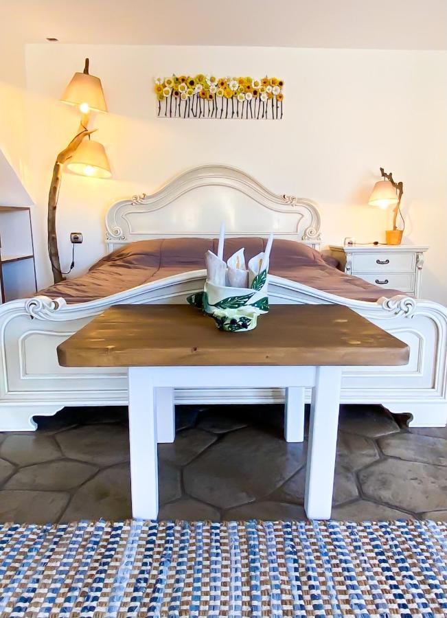 Pistachio Guesthouse, Παραδοσιακός Ξενώνας Vathí Екстериор снимка