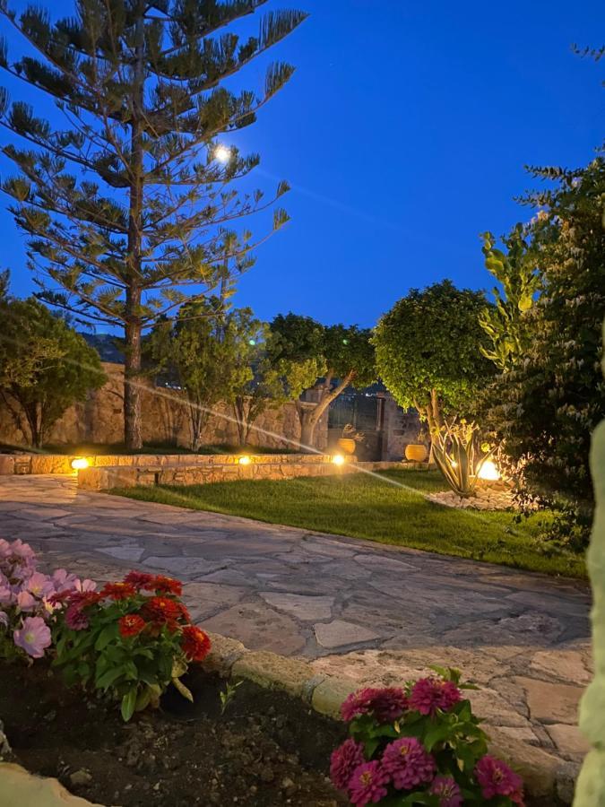 Pistachio Guesthouse, Παραδοσιακός Ξενώνας Vathí Екстериор снимка